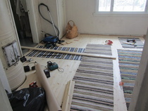 Ja uutta lattialautaa päälle . .