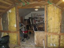 Väliseinään vanhan ikkunan paikalle ovi