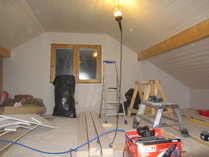 Panelia kattoon ja levyä seiniin