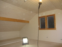 Tapetit seiniin ja listat kattoon