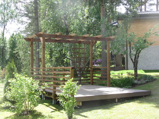Terassi ja pieni pergola
