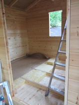 ja sisätyöt, lattia, kattopaneli, ikkunat ja ovet paikoilleen