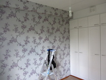 Sadepäivinä tapetointia sisätiloissa